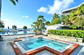 Papaya Place by AvantStay Great Location w Balcony Outdoor Dining Shared Pool Hot Tub